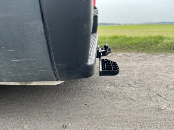 Universal double anti-slip step for commercial vehicles - Image 10