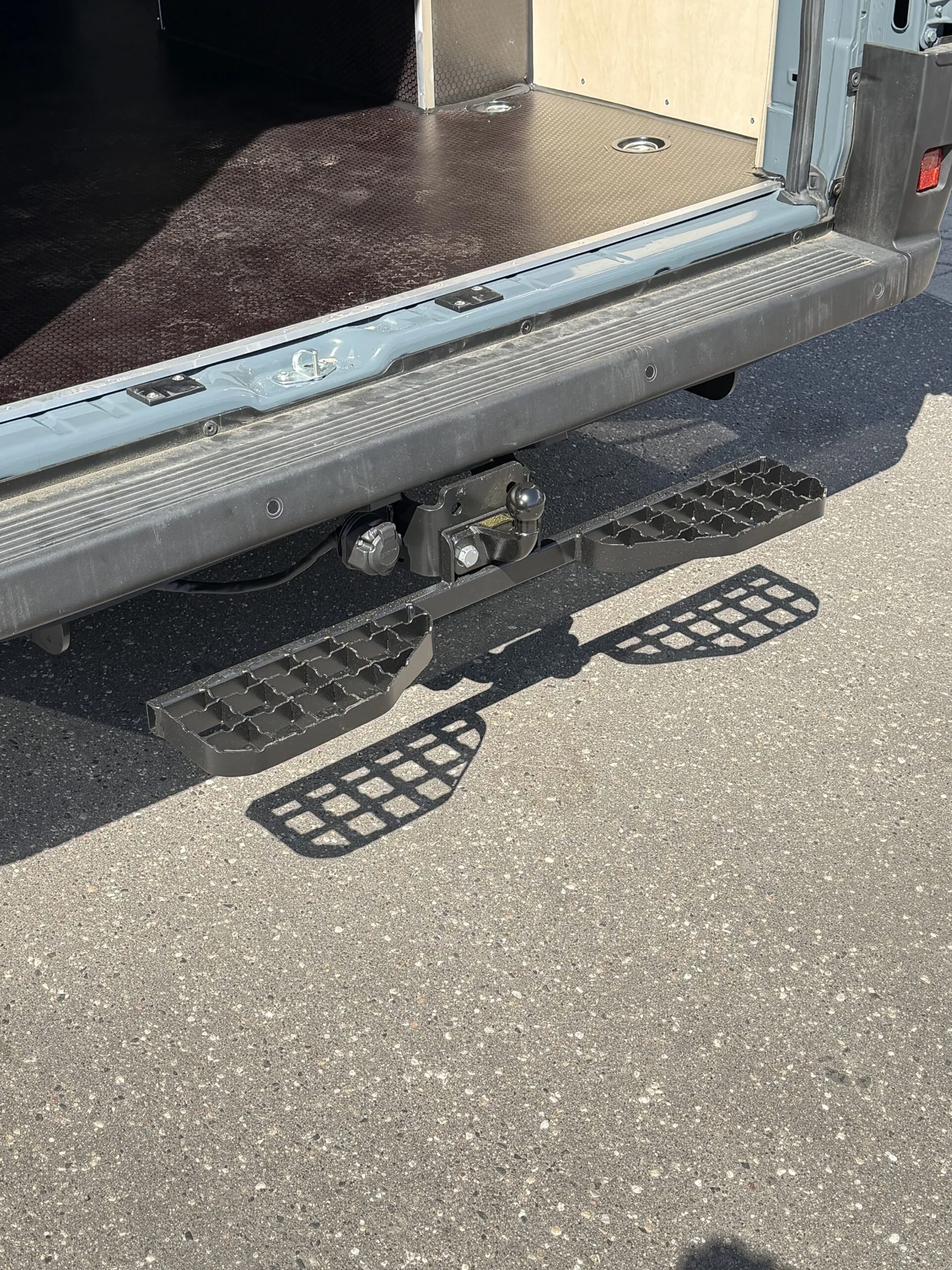 Double Tow Hitch Step M16 for Toyota Proace Max - Easy Access to Van and Camper - Image 9
