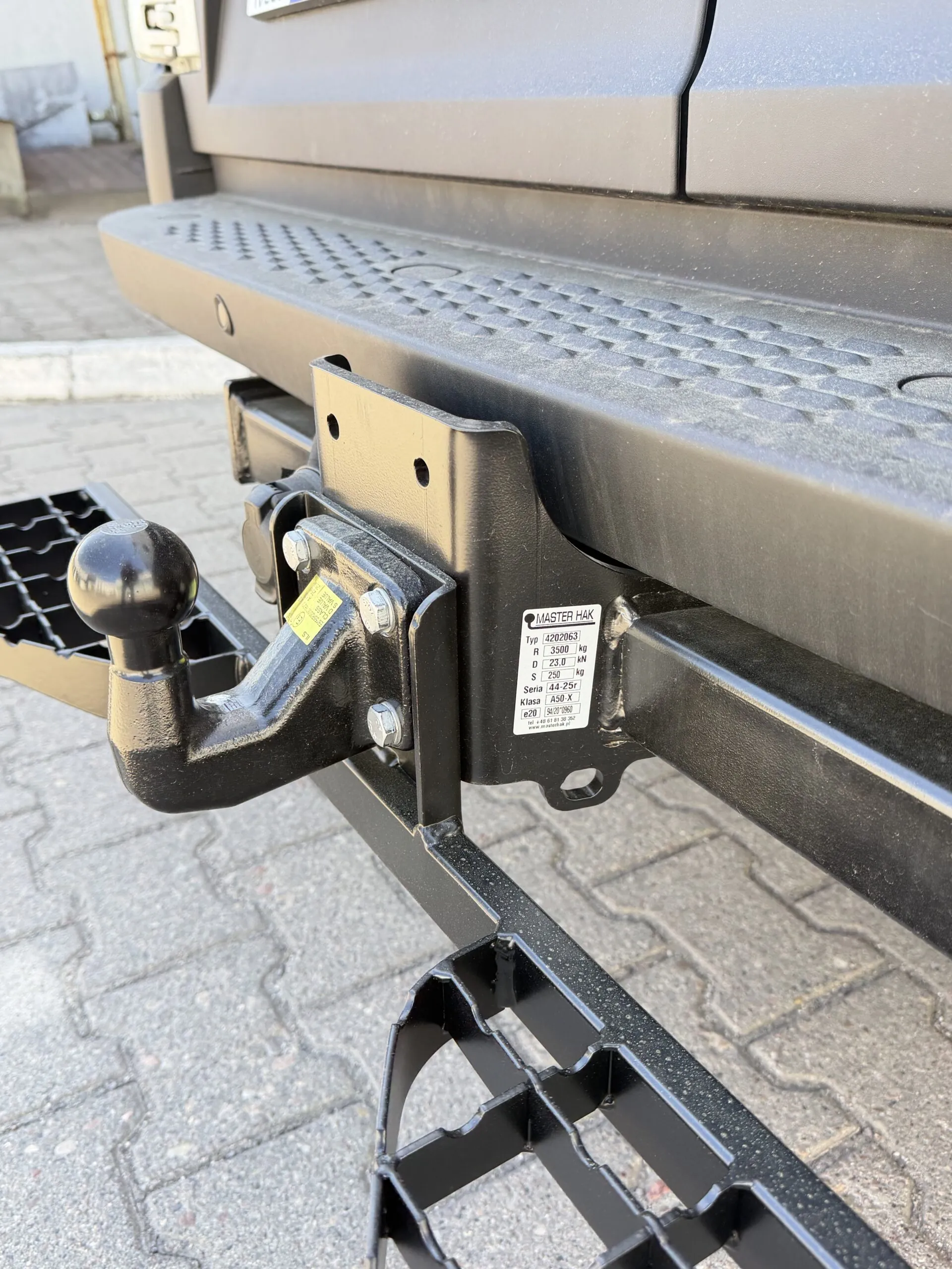 Double Rear Step for Iveco Daily (05/2014–) - Tow Hitch 4 Bolt M10, Bolt Pattern 83x56 mm - Image 9